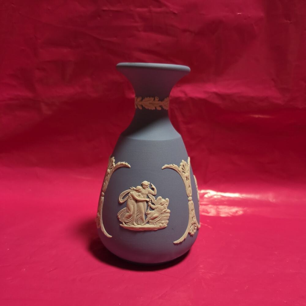 VINTAGE WEDGWOOD ENGLAND JASPERWARE BLUE NEOCLASSICAL 5" BUD VASE CHARIOT CHERUB